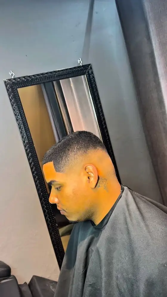 Degradê baixo visto de lado, refletido no espelho de moldura preta