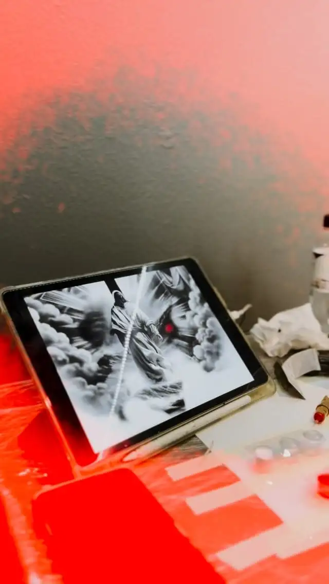Tablet com um desenho de tatuagem em preto e branco sobre a bancada do estúdio